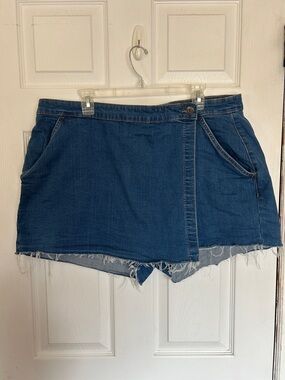 🖤TORRID🖤 Blue Denim Skort Shorts with Frayed Hem
